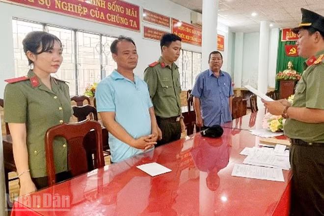 Điều tra viên tống đạt các quyết định khởi tố vụ án, khởi tố bị can, thực hiện lệnh bắt bị can để tạm giam đối với Trần Văn Tiếng (thứ 2, từ trái qua).