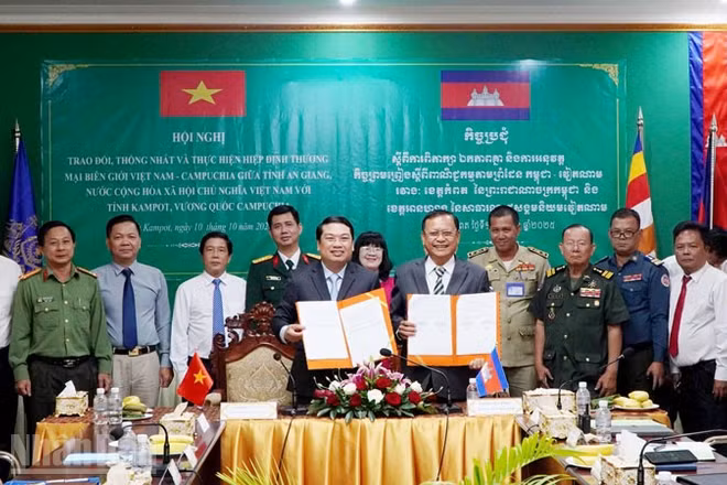 Lãnh đạo tỉnh An Giang và tỉnh Kampot ký kết biên bản về trao đổi, thống nhất và triển khai Hiệp định thương mại biên giới Việt Nam-Campuchia giữa hai tỉnh An Giang và Kampot.