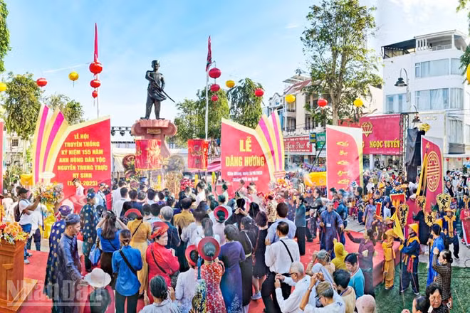 Đông đảo người dân về dâng hương tại Lễ hội Đình thần Nguyễn Trung Trực.