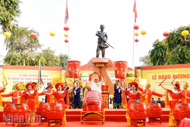 Quang cảnh Lễ dâng hương tưởng niệm 157 năm Anh hùng dân tộc Nguyễn Trung Trực hy sinh (1868-2025). (Ảnh: PHƯƠNG VŨ)