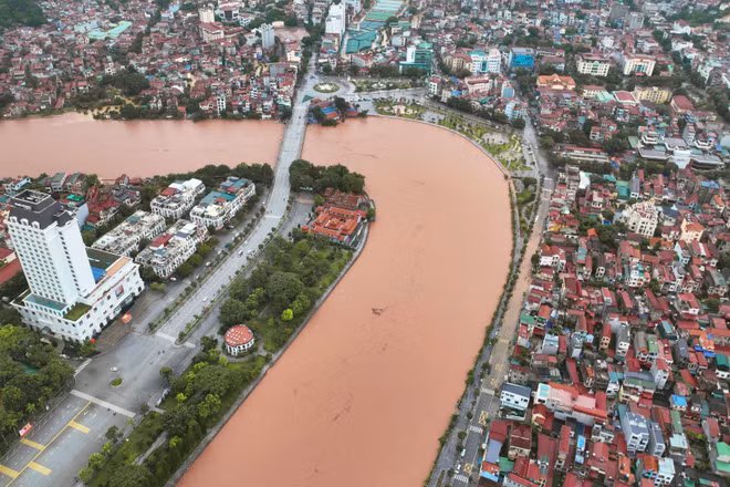Khu vực bờ sông Kỳ Cùng, trung tâm tỉnh Lạng Sơn bị ngập úng cục bộ tại nhiều điểm. (Ảnh: Duy Dũng)