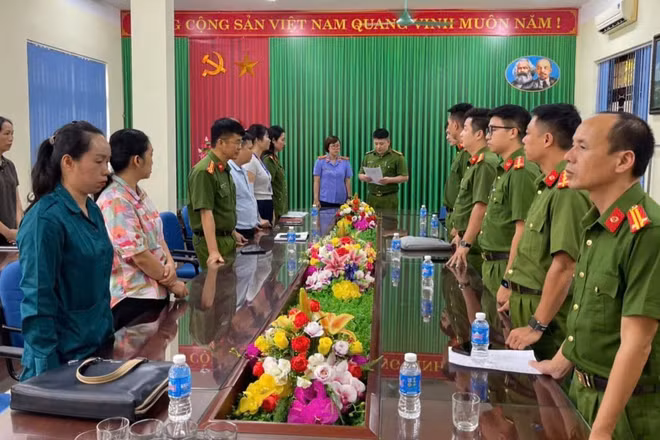 Thi hành lệnh khám xét tại Trung tâm Tài nguyên môi trường tỉnh Lạng Sơn. (Ảnh: Công an Lạng Sơn)
