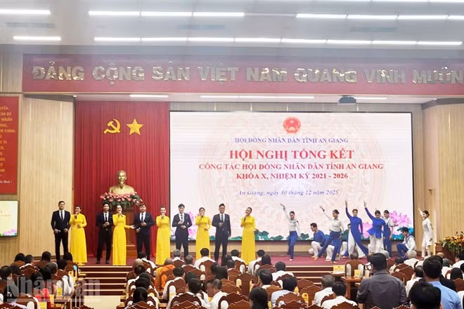 Biểu diễn văn nghệ tại Hội nghị tổng kết công tác Hội đồng nhân dân tỉnh An Giang khóa X, nhiệm kỳ 2021-2026. 