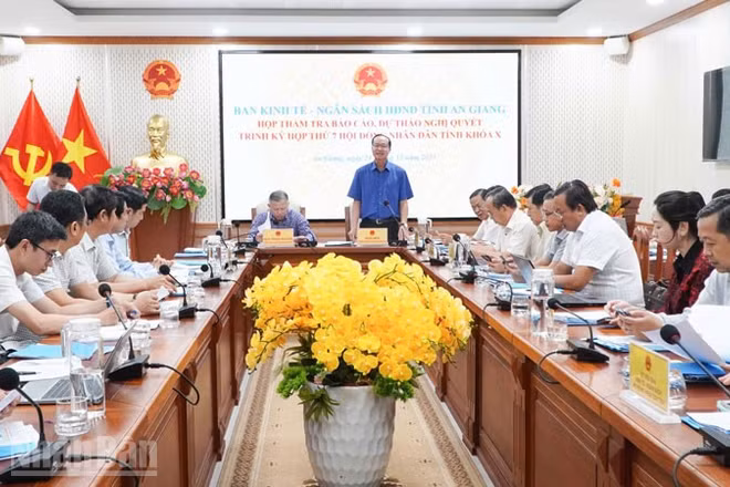 Quang cảnh cuộc họp. 