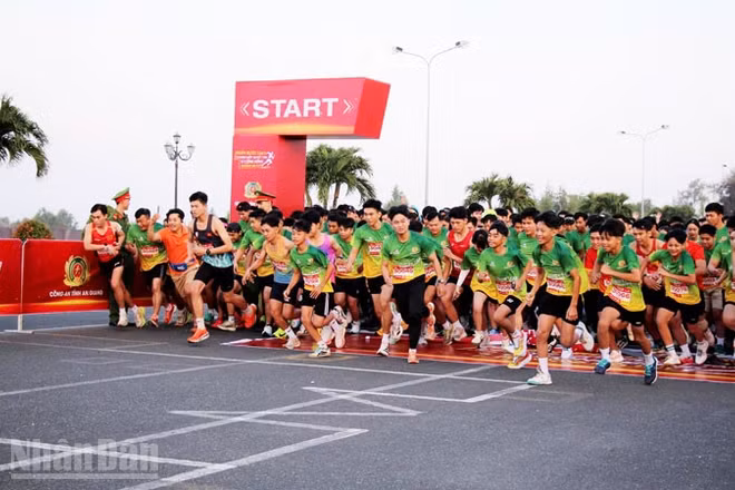 Các vận động viên xuất phát. 