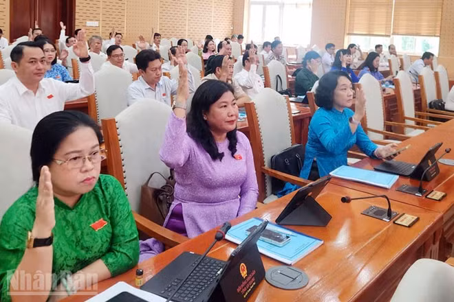 Đại biểu thông qua các nghị quyết.
