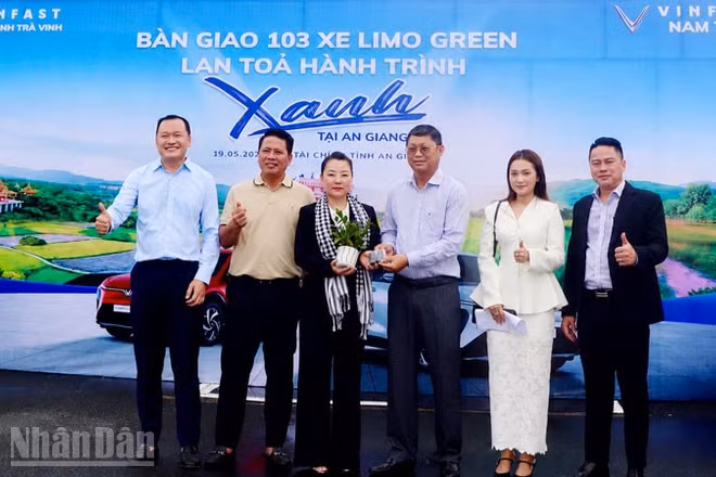Quang cảnh buổi bàn giao xe.