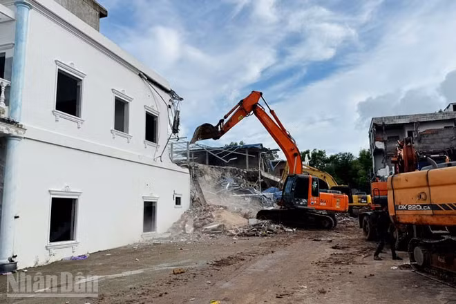 Cưỡng chế, thu hồi đất công tại đặc khu Phú Quốc, sáng 22/5.