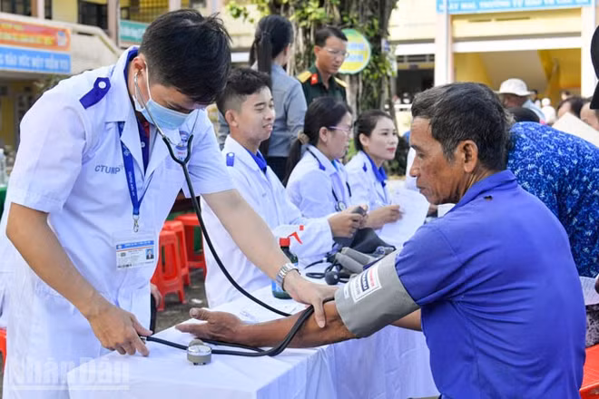 Khám, cấp thuốc cho người dân nằm trong hoạt động “Tết quân-dân” năm 2026.