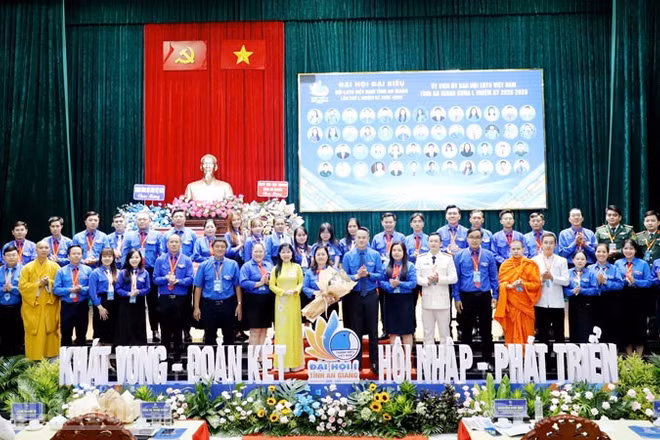 Đại biểu chụp ảnh lưu niệm cùng Ủy viên Ủy ban Hội Liên hiệp Thanh niên Việt Nam tỉnh An Giang khóa I, nhiệm kỳ 2026-2029.