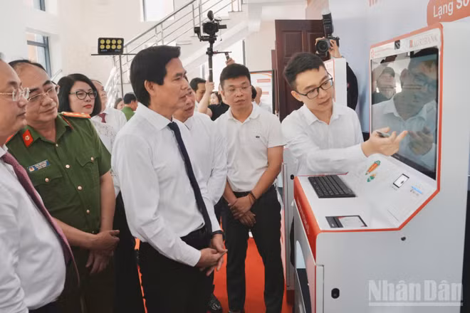 Đồng chí Bí thư Tỉnh ủy Lạng Sơn trực tiếp trải nghiệm "Trạm dịch vụ công số".