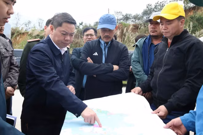 Đoàn công tác của tỉnh Lạng Sơn và Tập đoàn Sun Group khảo sát thực địa, rà soát phương án hướng tuyến cáp treo tại khu vực chân núi Mẫu Sơn.