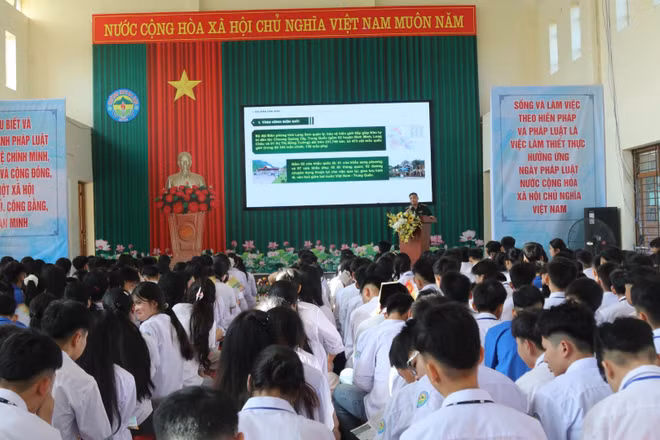 Hoạt động tuyên truyền pháp luật được Bộ đội Biên phòng triển khai trên địa bàn xã Ba Sơn. (Ảnh: VI TOÀN)