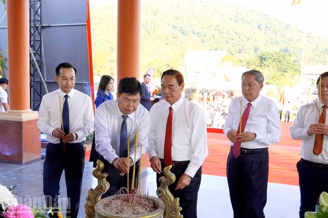 Nguyên lãnh đạo Đảng, lãnh đạo tỉnh An Giang thắp hương tri ân nữ Anh hùng Lực lượng vũ trang nhân dân Phan Thị Ràng.​