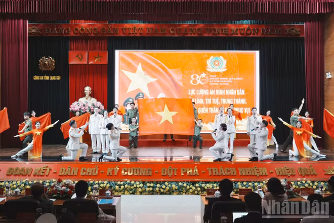 Tiết mục văn nghệ tại Lễ Kỷ niệm.