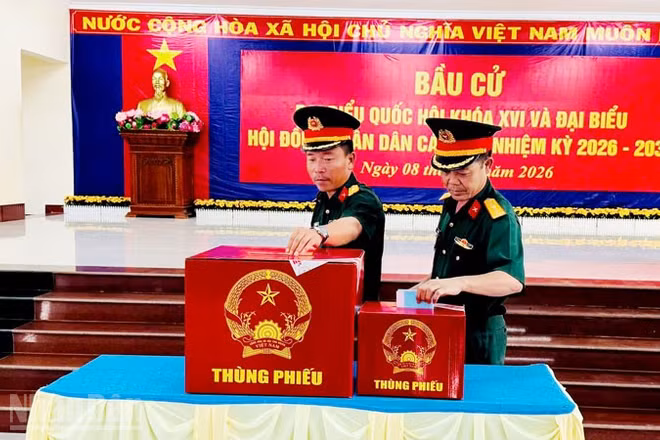 Lực lượng vũ trang ở đặc khu Thổ Châu đi bầu cử.