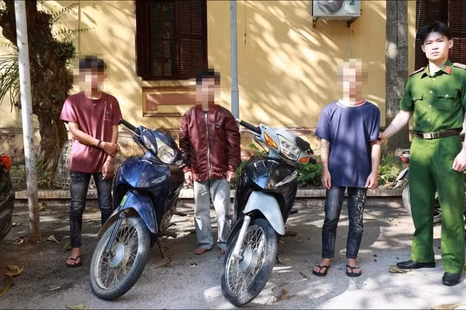 Các đối tượng cùng tang vật trộm cắp tại cơ quan Công an. (Ảnh: SẦM NGUYÊN)