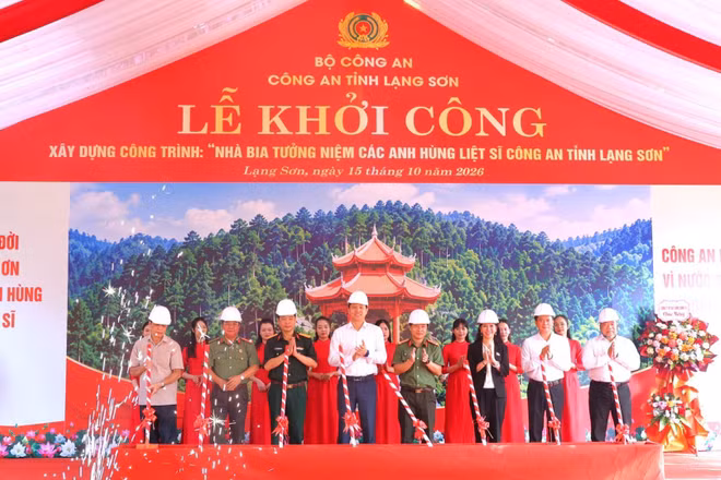 Các đại biểu thực hiện nghi thức khởi công tại buổi lễ. (Ảnh: ANH KHOA)