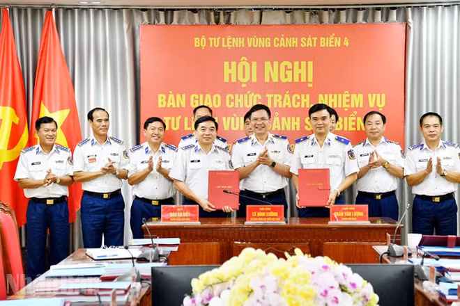 Thiếu tướng Trần Văn Lượng và Đại tá Đào Bá Việt trao nhận biên bản bàn giao.