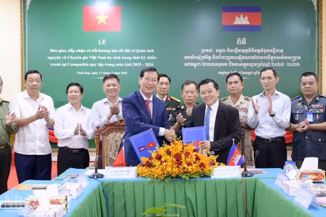 Ban chuyên trách 2 tỉnh ký kết biên bản bàn giao, tiếp nhận hài cốt liệt sĩ. (Ảnh: PHƯƠNG VŨ)