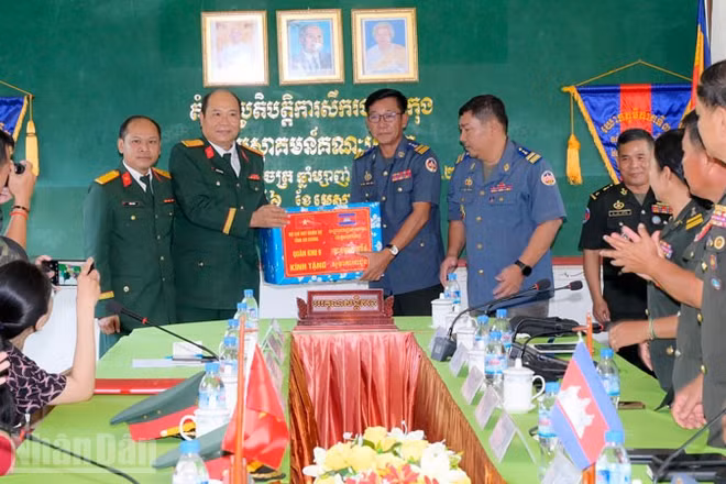 Đoàn cán bộ thăm, chúc Tết và trao tặng quà Tiểu khu Quân sự tỉnh Koh Kong (Vương quốc Campuchia).