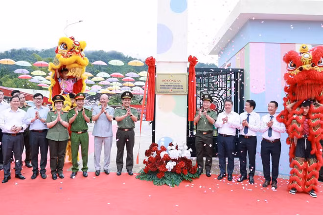 Các đại biểu thực hiện nghi thức gắn biển công trình. (Ảnh: Sầm Nguyên)