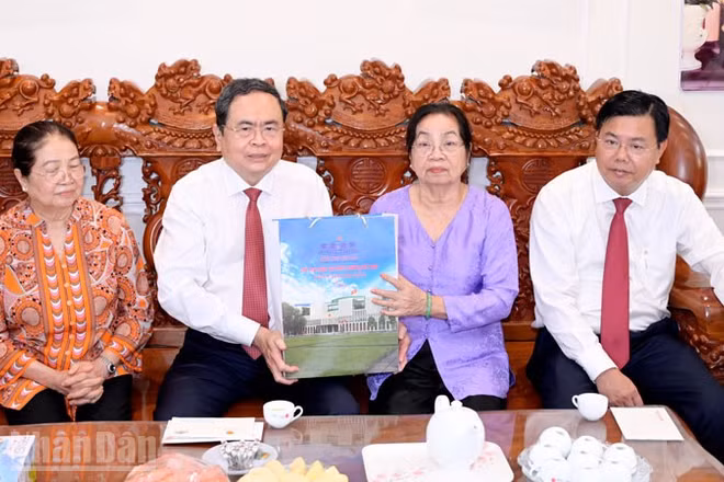 Chủ tịch Quốc hội Trần Thanh Mẫn thăm, tặng quà gia đình chính sách, người có công, cán bộ hưu trí ở phường Rạch Giá. 