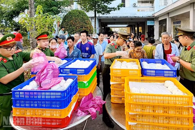 Hàng trăm suất ăn được chuẩn bị phát cho bệnh nhân nghèo tại Bệnh viện Y dược cổ truyền Kiên Giang vào sáng thứ bảy, ngày 25/4.
