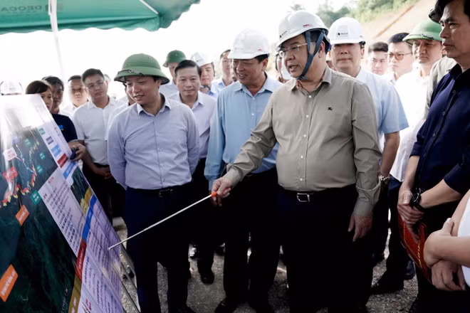 Đồng chí Phạm Gia Túc, Ủy viên Bộ Chính trị, Phó Thủ tướng Thường trực Chính phủ kiểm tra thực tế tại dự án đường cao tốc Đồng Đăng (Lạng Sơn)-Trà Lĩnh (Cao Bằng). (Ảnh: TRÍ DŨNG)
