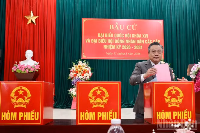 Đồng chí Trần Sỹ Thanh, Ủy viên Bộ Chính trị, Bí thư Trung ương Đảng, Chủ nhiệm Ủy ban Kiểm tra Trung ương bỏ lá phiếu đầu tiên bầu đại biểu Quốc hội khoá XVI và đại biểu Hội đồng nhân dân các cấp nhiệm kỳ 2026-2031 tại điểm bầu cử khối Đại Thắng, phường Lương Văn Trì, tỉnh Lạng Sơn.