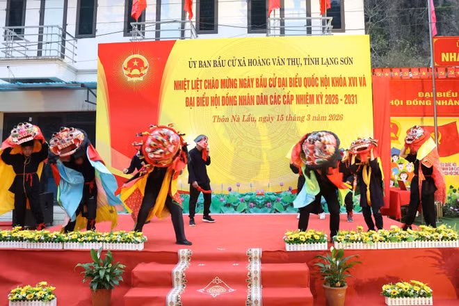 Các tiết mục múa sư tử mèo đặc sắc của tỉnh Lạng Sơn tại điểm bầu cử thôn Nà Lầu, xã Hoàng Văn Thụ.