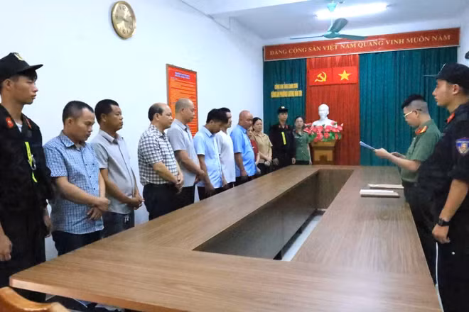 Cơ quan An ninh điều tra Công an tỉnh Lạng Sơn thi hành quyết định khởi tố bị can, lệnh bắt bị can để tạm giam đối với các đối tượng.
