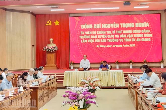 Quang cảnh buổi làm việc.