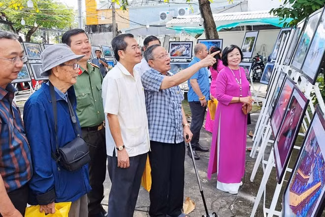 Đại biểu tham quan Triển lãm ảnh nghệ thuật với chủ đề "Dấu ấn thời gian". (Ảnh: TRƯƠNG MINH ĐIỀN)