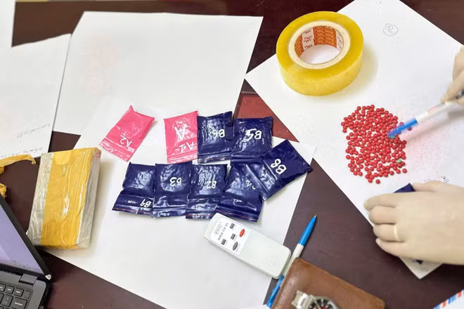 Tang vật bắt quả tang đối tượng Lê Văn Hải và Nguyễn Văn Hùng.