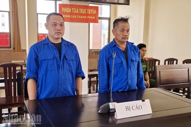 Bị cáo Nguyễn Văn Tình (bên trái) và Nguyễn Thanh Em.