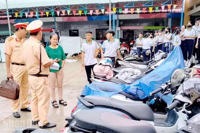  Lực lượng Cảnh sát giao thông Công an tỉnh An Giang kiểm tra bãi giữ xe một trường học trên địa bàn. 