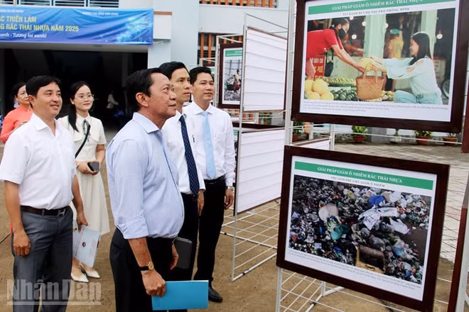 Đại biểu tham quan Triển lãm ảnh tuyên truyền phòng, chống rác thải nhựa năm 2025. 