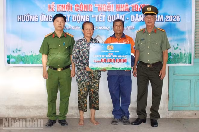 Công an tỉnh An Giang trao bảng tượng trưng 60 triệu đồng cho gia đình ông Dương Núi tại lễ khởi công xây dựng “Ngôi nhà 19/8”.