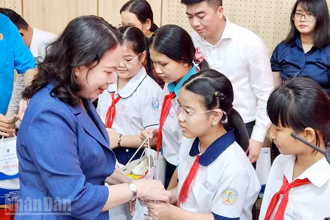 Phó Chủ tịch nước Võ Thị Ánh Xuân tặng quà hỗ trợ trẻ em nghèo vượt khó trên địa bàn tỉnh An Giang.