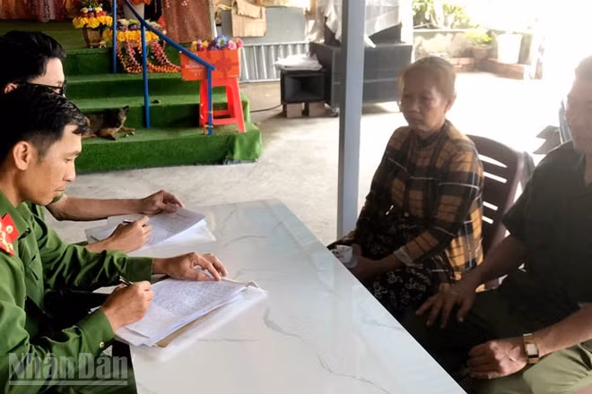 Công an làm việc với những người có liên quan.