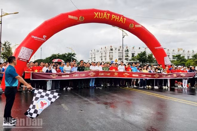 Đông đảo cán bộ, chiến sĩ Công an, Quân sự, công chức, viên chức và nhân dân An Giang tích cực tham gia hưởng ứng đi bộ. (Ảnh: QUỐC TRINH)