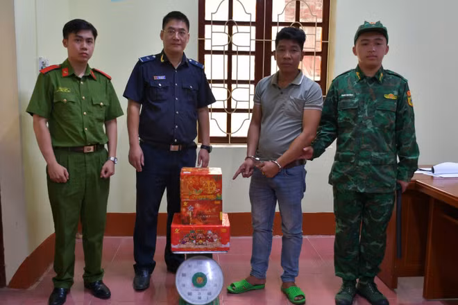 Các lực lượng chức năng bắt giữ đối tượng Đào. (Ảnh: LÝ NHẤT)