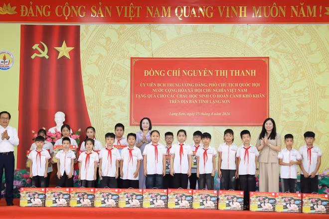 Đồng chí Phó Chủ tịch Quốc hội và lãnh đạo tỉnh Lạng Sơn tặng quà cho học sinh. (Ảnh: VĂN ĐẠT)