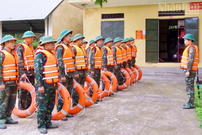 Cán bộ, chiến sĩ Bộ Chỉ huy quân sự tỉnh Lạng Sơn chuẩn bị tham gia phòng chống thiên tai. (Ảnh: DƯƠNG NGUYÊN)