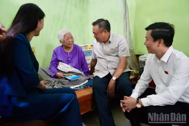 Đồng chí Trần Sỹ Thanh, Ủy viên Bộ Chính trị, Bí thư Trung ương Đảng, Chủ nhiệm Ủy ban Kiểm tra Trung ương thăm và tặng quà Mẹ Việt Nam Anh hùng tại tỉnh Lạng Sơn.