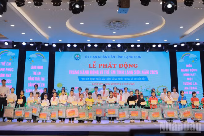 Ban tổ chức trao các phần quà cho các em thiếu nhi trong khuôn khổ chương trình.