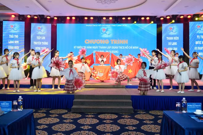 Tiết mục văn nghệ chào mừng kỷ niệm 95 năm Ngày thành lập Đoàn Thanh niên Cộng sản Hồ Chí Minh.