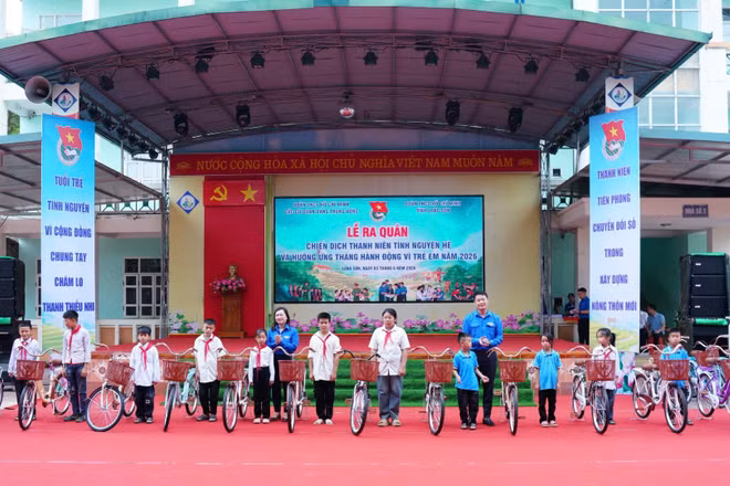 Đại diện Ban Tổ chức trao xe đạp tặng học sinh, thanh thiếu nhi có hoàn cảnh khó khăn tại các xã Kháng Chiến, Quốc Việt.