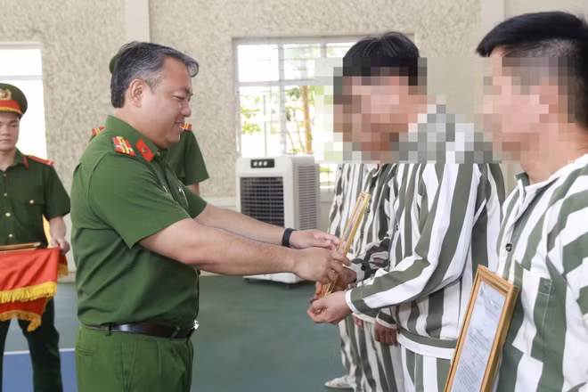 Lãnh đạo Công an tỉnh Lạng Sơn trao quyết định cho người được ân xá.